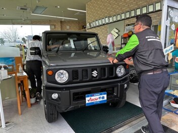 ショールーム内にジムニー搬入です♪